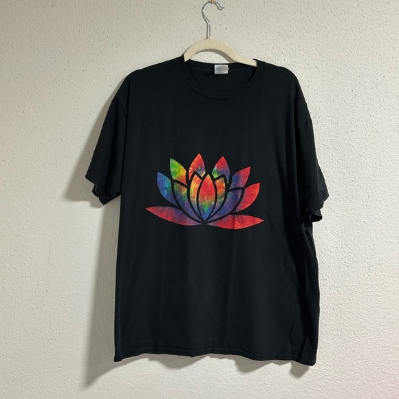 port and conpany Other - Port and Company unisex extra large black T-shirt with very pretty flower pedals